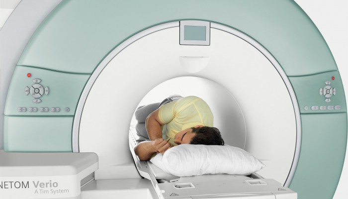 Deutsche Version: Weltneuheit im MR-Hochfeld-Markt: 70 Zentimeter Magnetöffnung am 3-Tesla -System Erneut setzt Siemens Medical Solutions Maßstäbe für die diagnostische Bildgebung. Der Magnetresonanztomograph (MRT) Magnetom Verio kombiniert weltweit erstmalig 3-Tesla-Ultrahochfeldtechnologie mit einer 70 Zentimeter großen Öffnung. Damit beweist Siemens erneut seine Innovationsführerschaft bei offenen MRT-Systemen. Im Jahr 2004 hatte das Unternehmen mit seinem Magnetom Espree die bis dahin übliche 60-Zentimter-Magnetöffnung zum ersten Mal auf 70 Zentimeter erweitert. Die Kombination von 3 Tesla, 70 Zentimetern und Tim (Total imaging matrix) bei Magnetom Verio liefert exzellente Bildschärfe sowie höchste diagnostische Qualität und geht einher mit herausragendem Patientenkomfort. Die Bauweise des Gerätes erleichtert außerdem die Diagnostik, beispielsweise bei adipösen und klaustrophoben Patienten, oder macht sie überhaupt erst möglich. Die Tim-Technologie vereinfacht die Arbeitsabläufe und erhöht den Patientendurchsatz. Worldwide innovation on the MRI high-field market: 70 cm magnet bore for a 3Tesla system Once again Siemens Medical Solutions sets new benchmarks for diagnostic imaging. <sjdiv id=