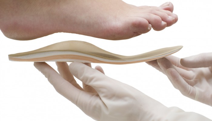 Doctor adapts insole to foot shape
