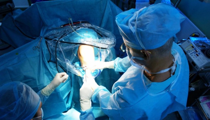 vzyatie-autotransplantata-pri-artrosokpicheskoy-plastike-pks